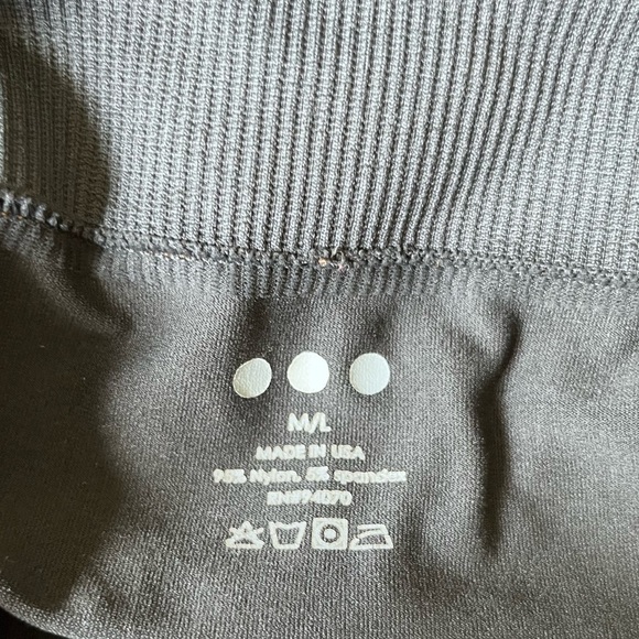 Three Dots Black Seamless Cropped Leggings - Picture 5 of 6